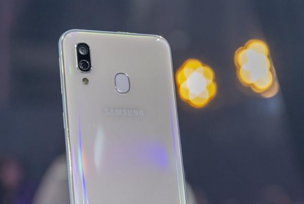 kaip pakeisti Samsung A40 akumuliatoriu