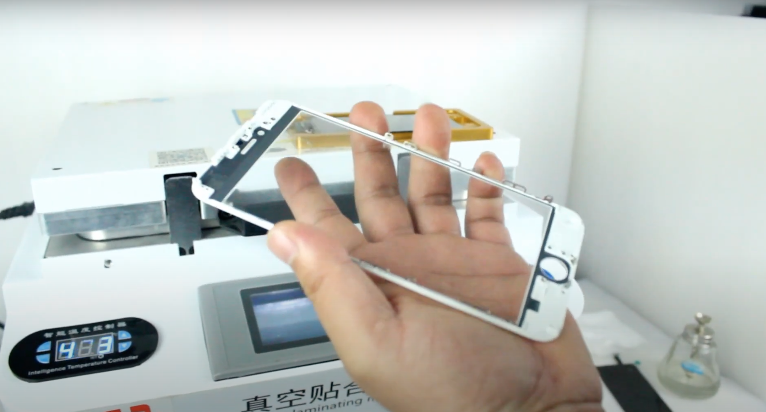 iPhone ekrano stiklo keitimas - laminavimas